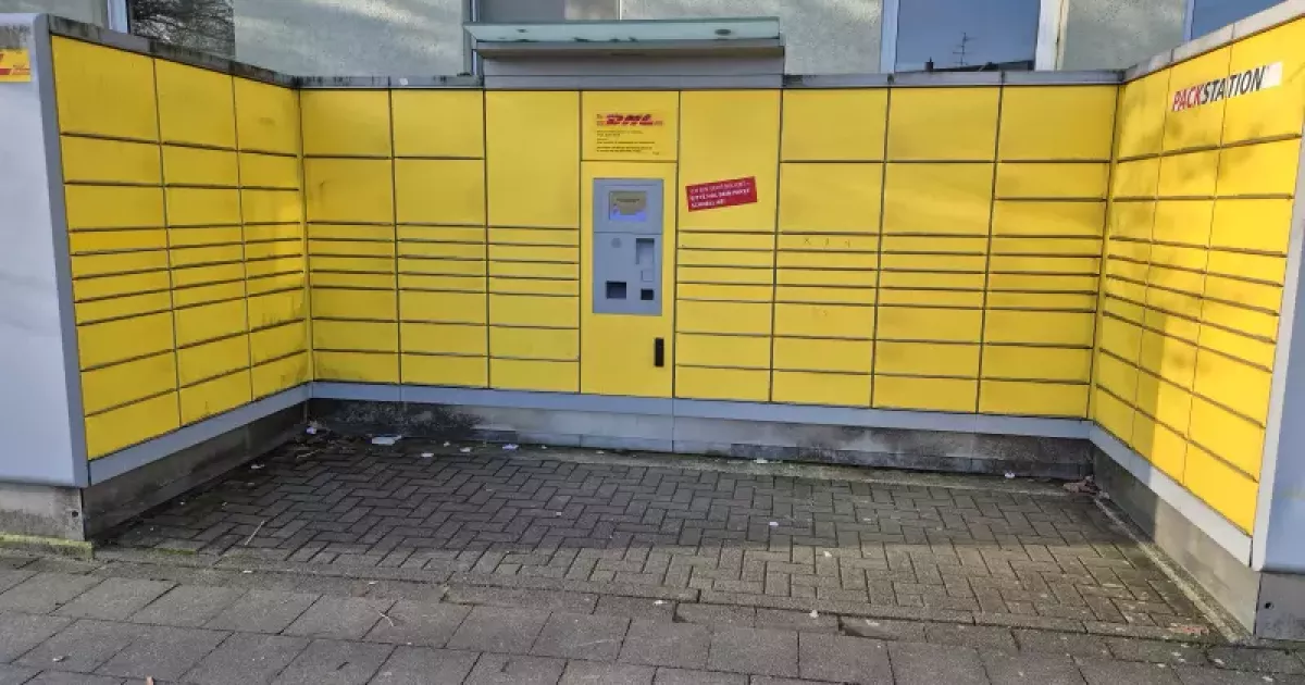 DHL Packstation - Bankstraße 2b, Mönchengladbach - DHL Packstation mit Bildschirm in Mönchengladbach