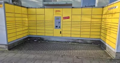DHL Packstation - Bankstraße 2b, Mönchengladbach - DHL Packstation mit Bildschirm in Mönchengladbach