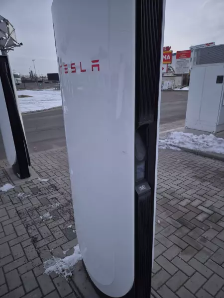 Tesla Supercharger - Glindenberger Weg, Magdeburg (2)
