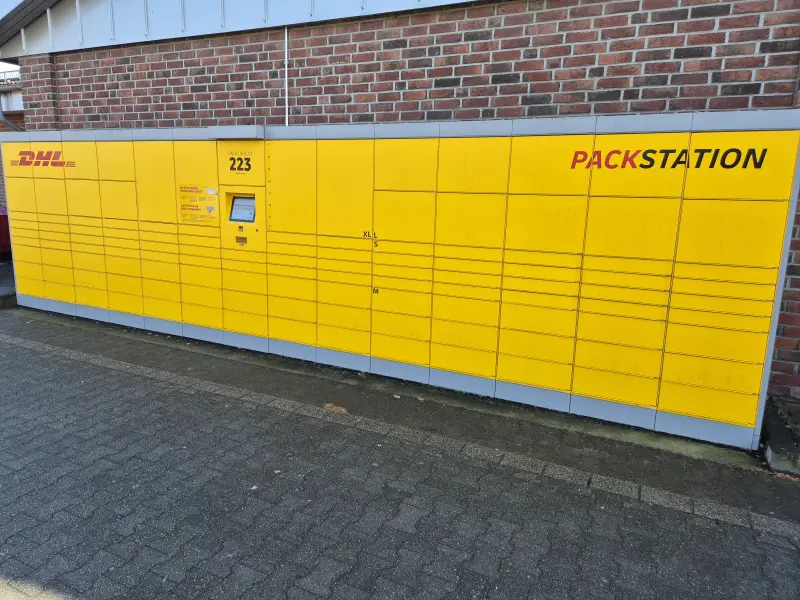DHL Packstation 223 - Normannenstraße 8-16, Neuss - DHL Packstation mit Bildschirm in Neuss